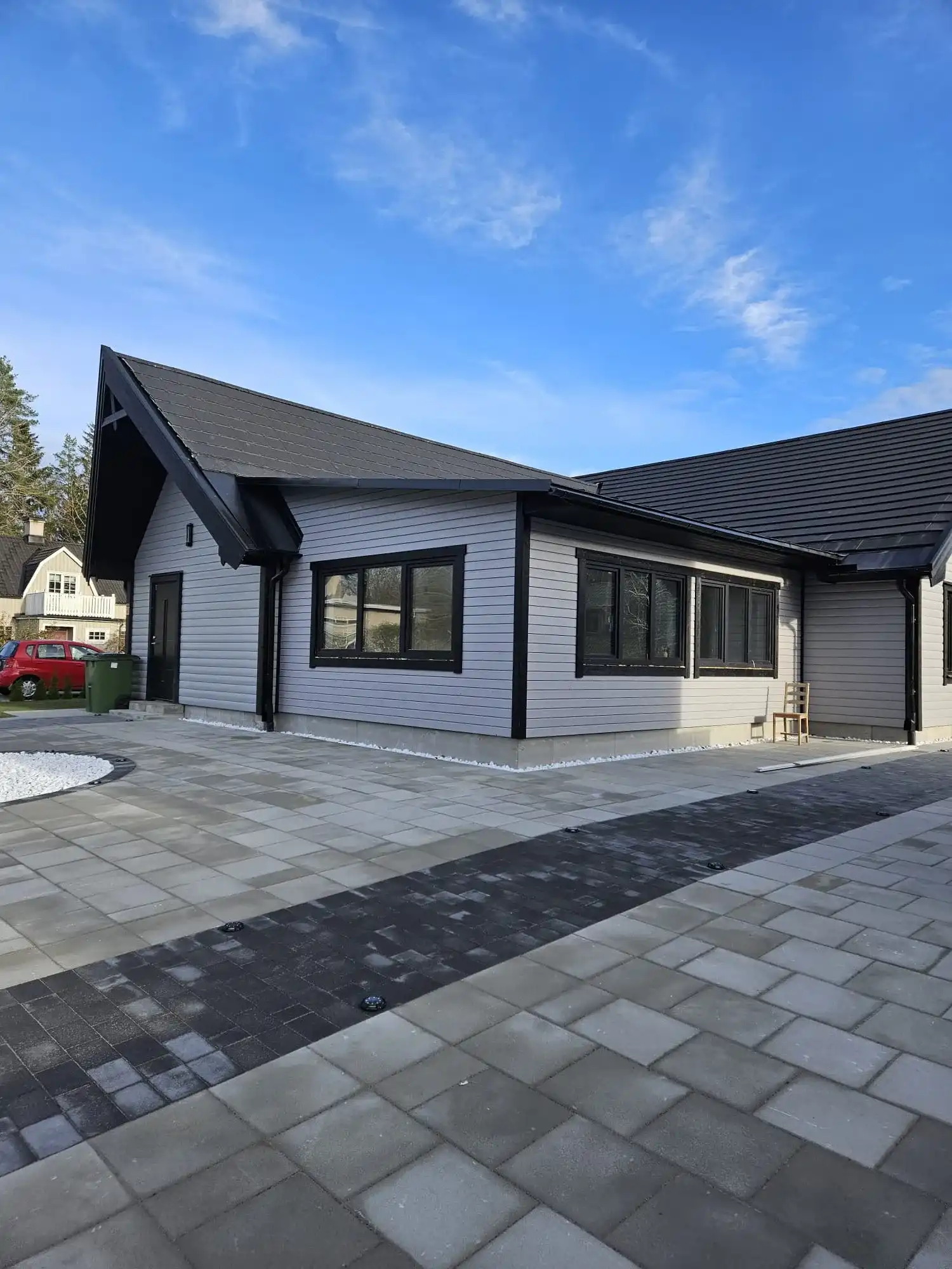 Stilren tillbyggnad – från modern utsida till lyxig insida bild 2