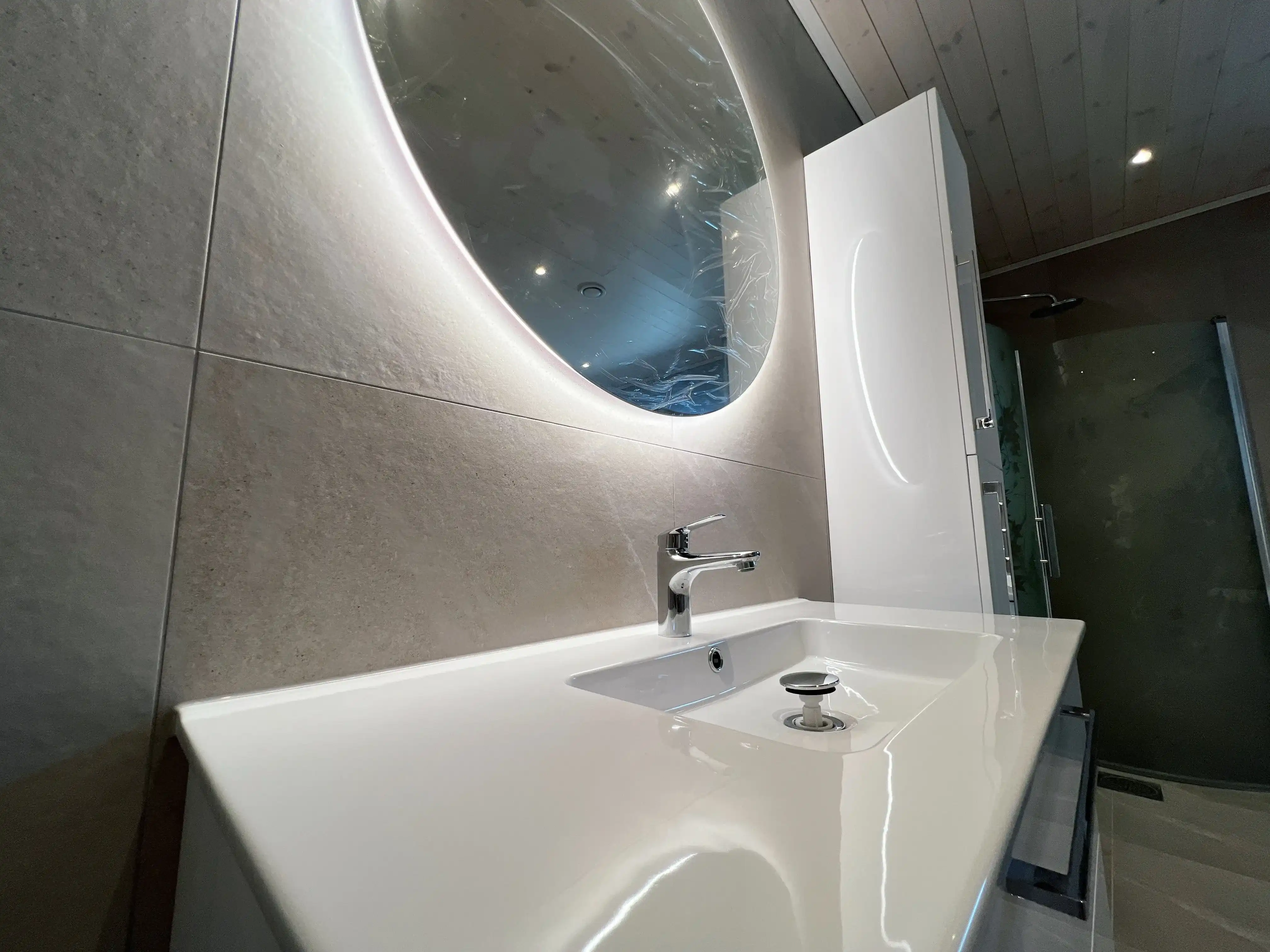 Modern badrumsrenovering med fokus på stämningsfullt ljus bild 5