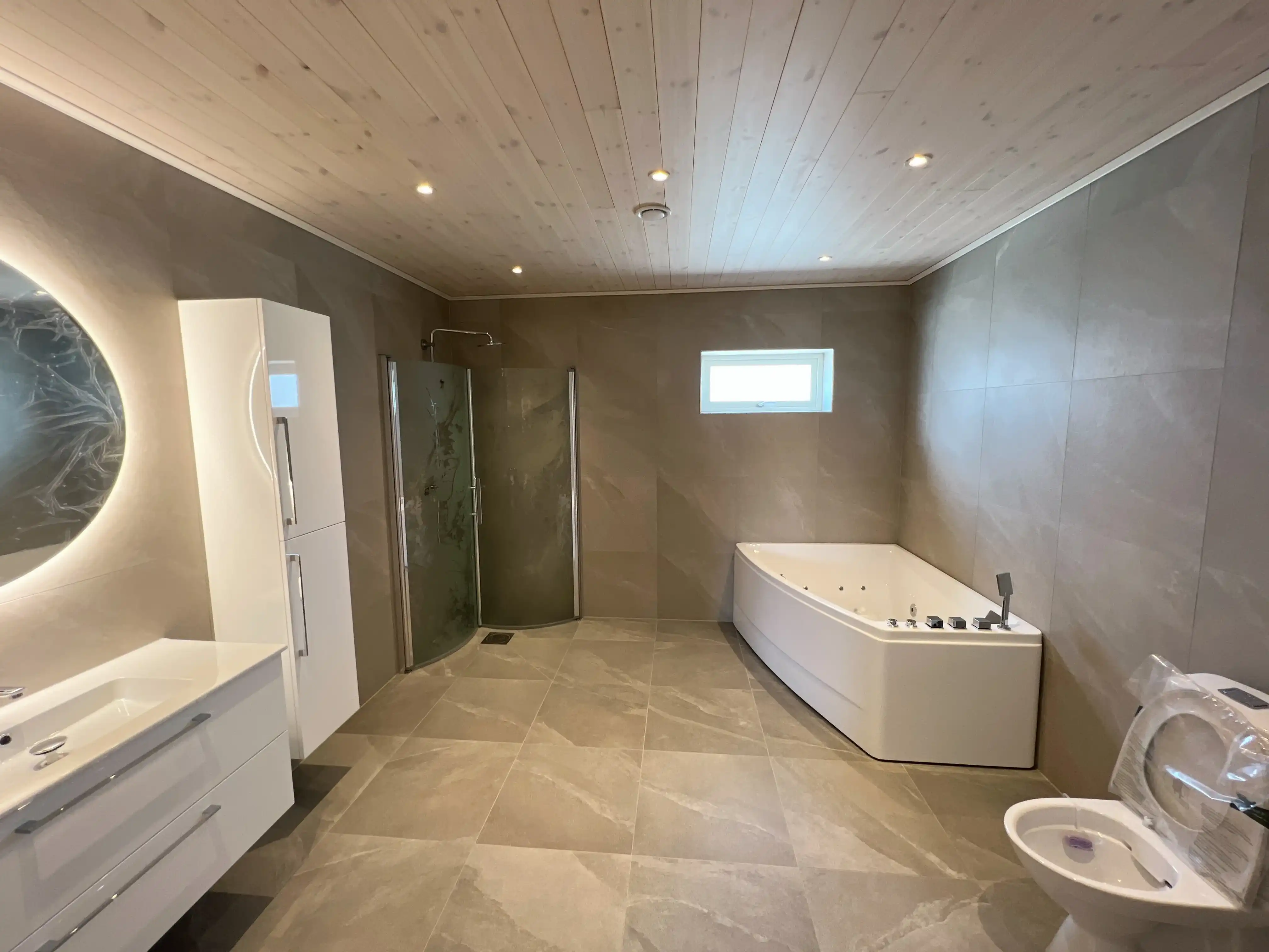 Modern badrumsrenovering med fokus på stämningsfullt ljus bild 2