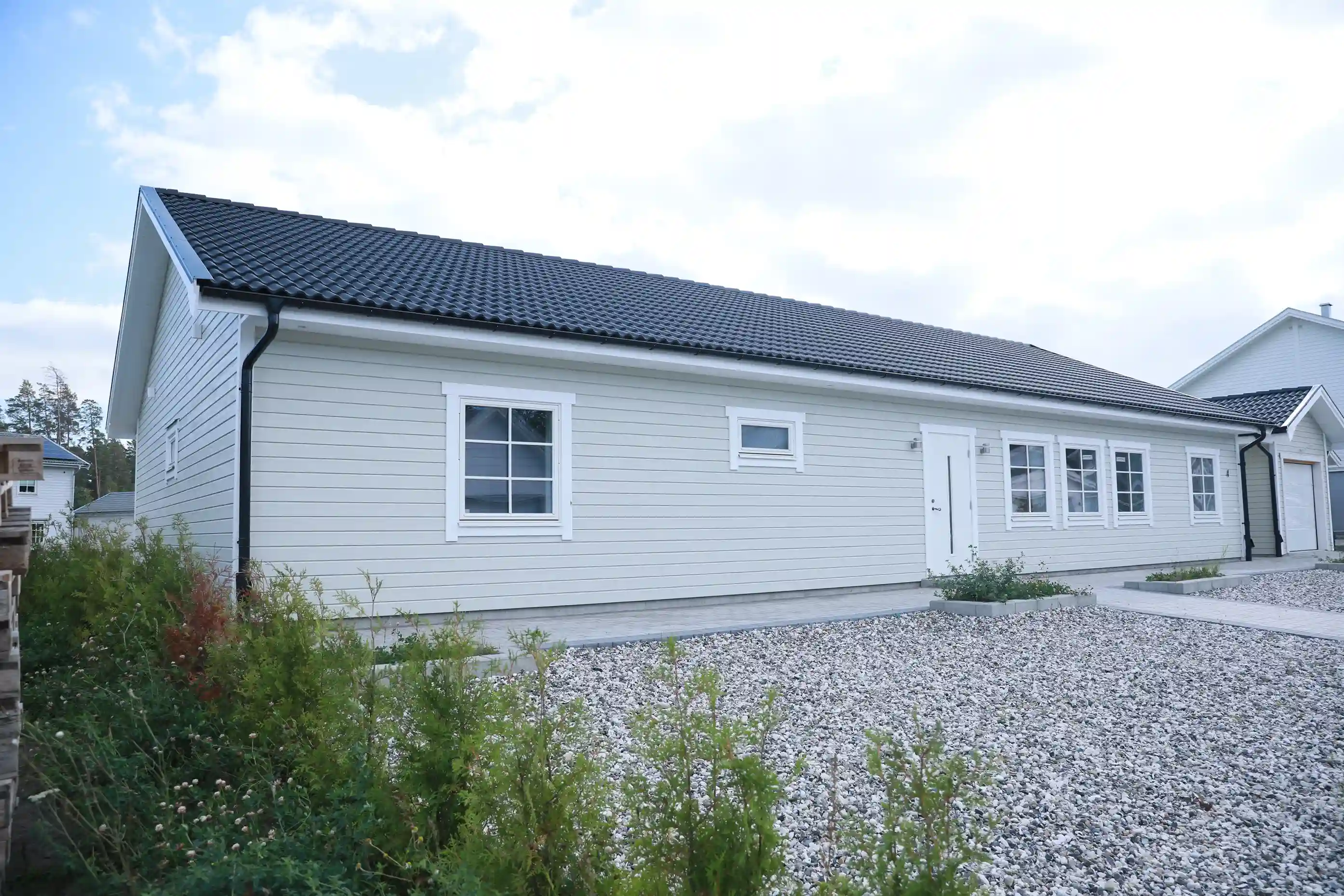 Nybyggd villa med modern design bild 6